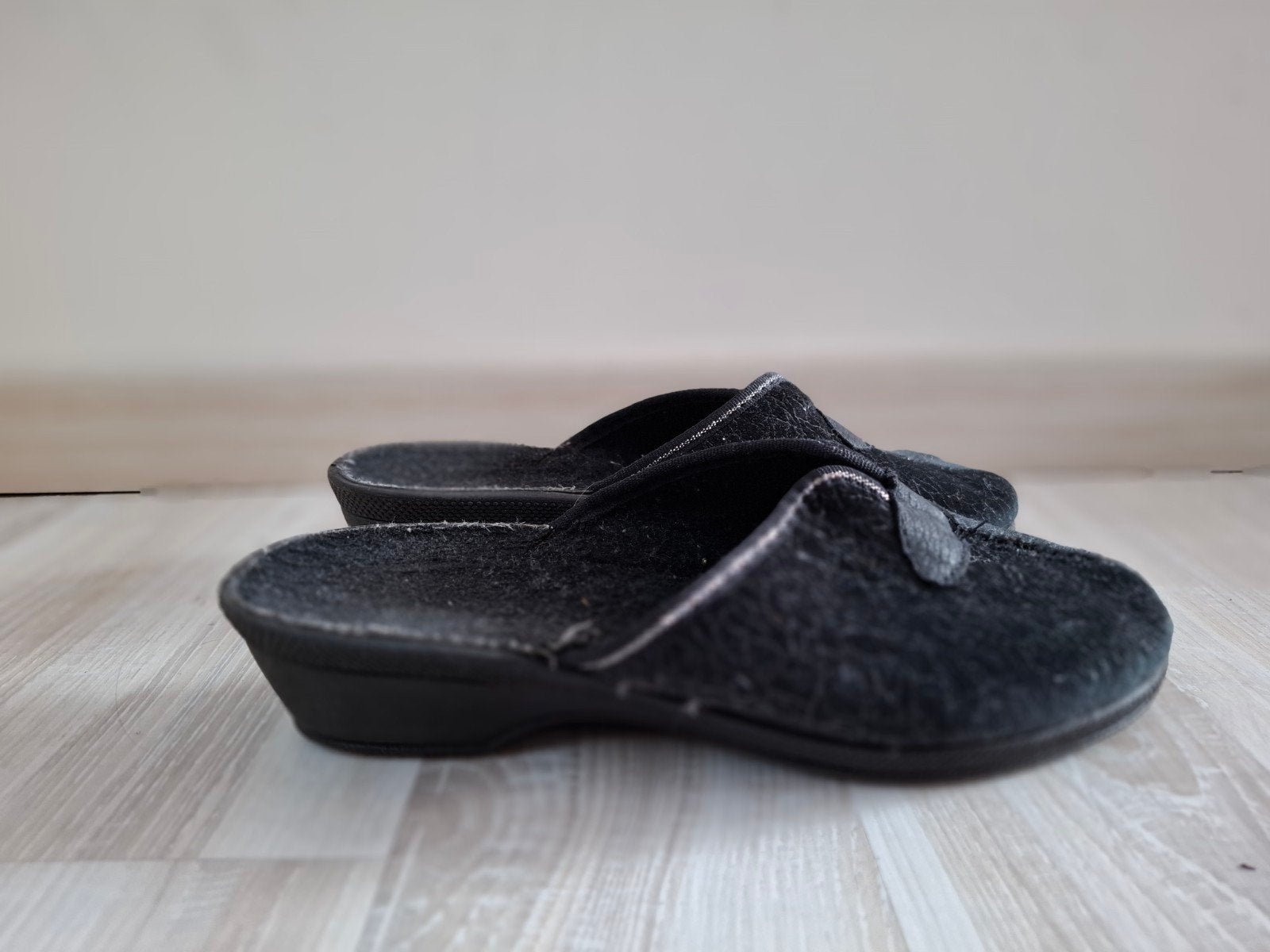 Zwarte pantoffels - Maat 37, Kleding | Dames, Schoenen, Ophalen of Verzenden, Zwart, Pantoffels of Sloffen