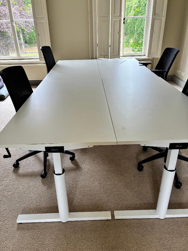 Gispen bureau. Verstelbaar, wit 160 x 80, Ophalen, 160 cm, Spaanplaat of MDF, In hoogte verstelbaar