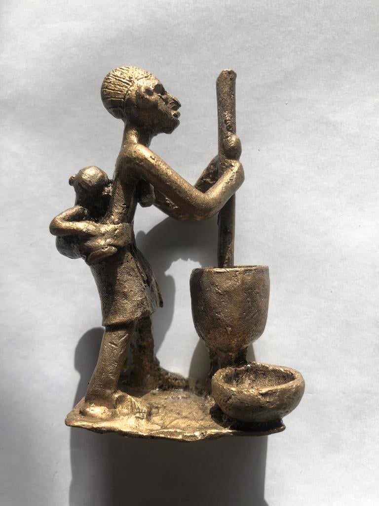 Bronzen beeld Afrikaanse moeder met kind en vijzel, Antiek en Kunst, Kunst | Beelden en Houtsnijwerken, Ophalen of Verzenden