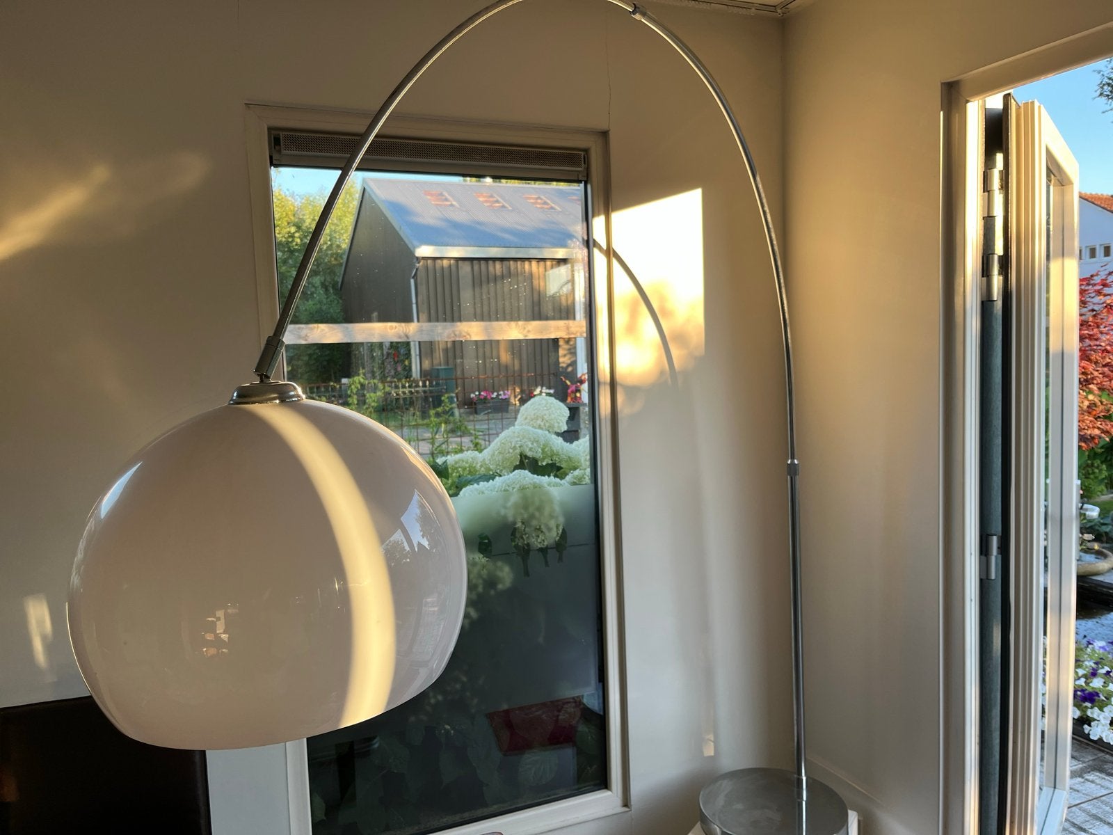 Mooie booglamp met witte bolkap, Huis en Inrichting, Lampen | Vloerlampen, Ophalen, Gebruikt, 200 cm of meer, E27 (groot)