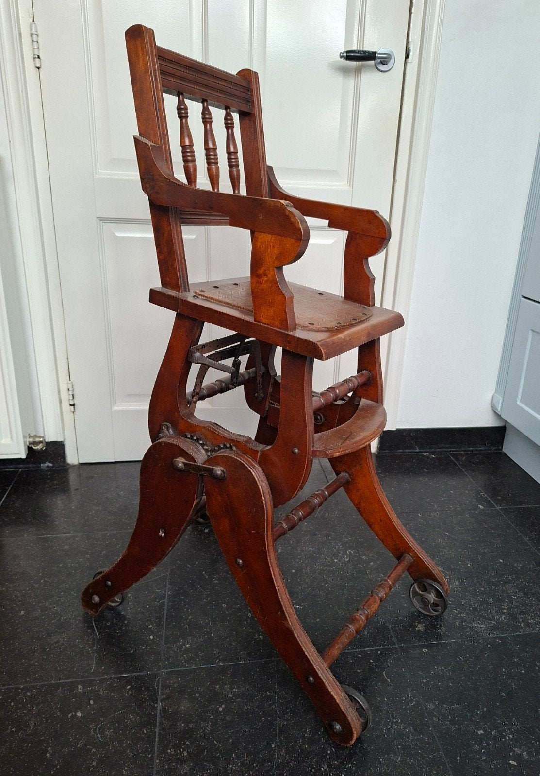 Antieke Kinderstoel Schommelstoel Donker Hout, Antiek en Kunst, Ophalen