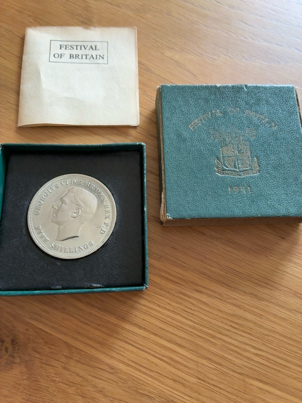 Festival of Britain Crown 1951 met doos en folder, Verzenden, Overige landen