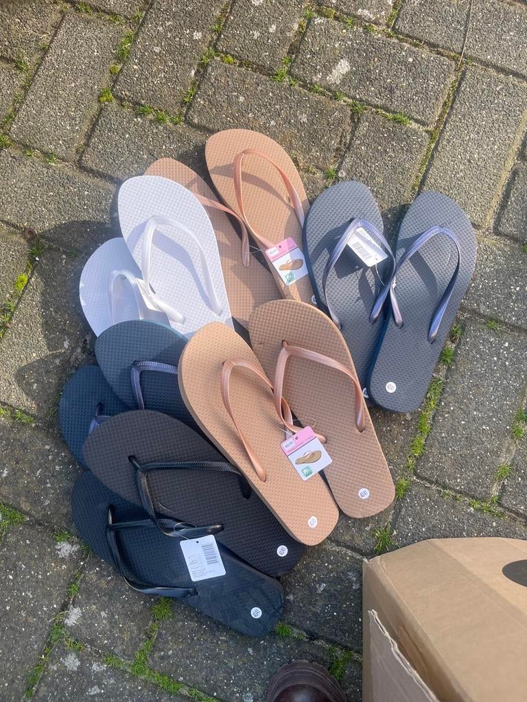 50 paar slippers maat 40/41 - Diverse kleuren, Ophalen of Verzenden, Nieuw, Overige kleuren, Slippers