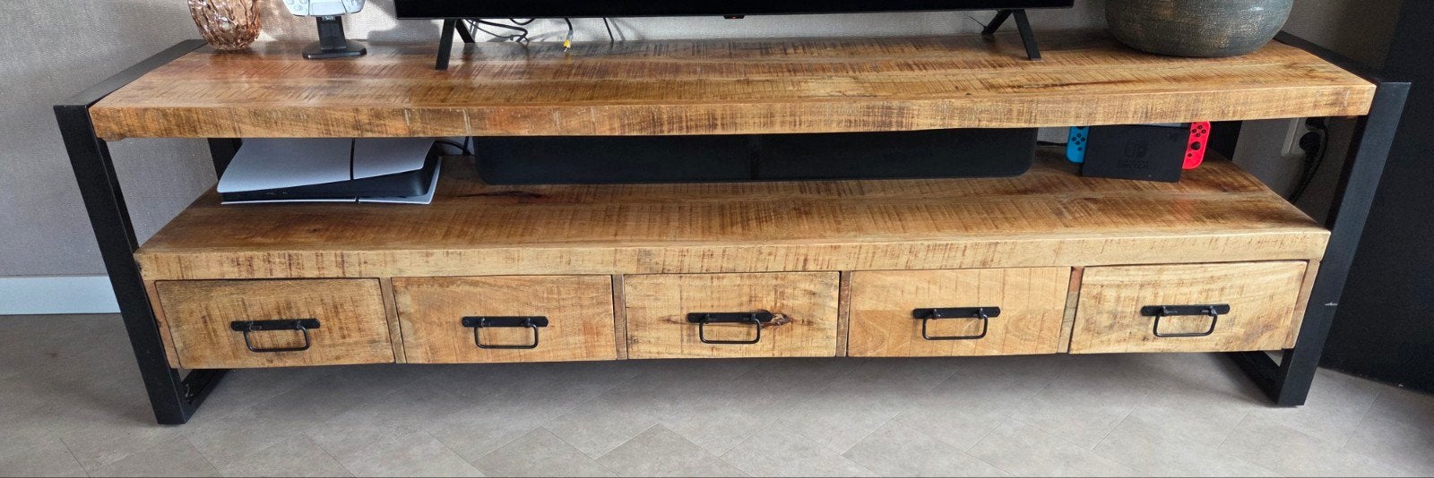 Robuust Mango Houten TV Meubel met Zwart Metalen Frame, 150 tot 200 cm, Zo goed als nieuw, Minder dan 100 cm, Industrieel, Modern, Landelijk
