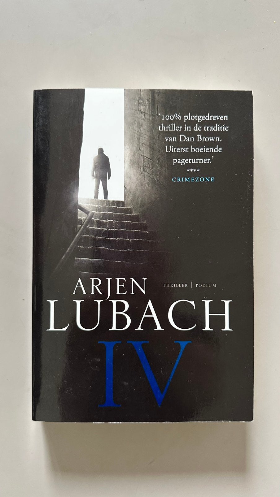 Arjen Lubach - IV, Boeken, Thrillers, Gelezen, Ophalen of Verzenden