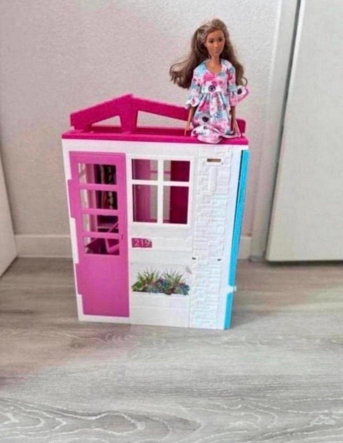 Barbie poppenhuis met Barbiepop en accessoires, Ophalen of Verzenden, Gebruikt