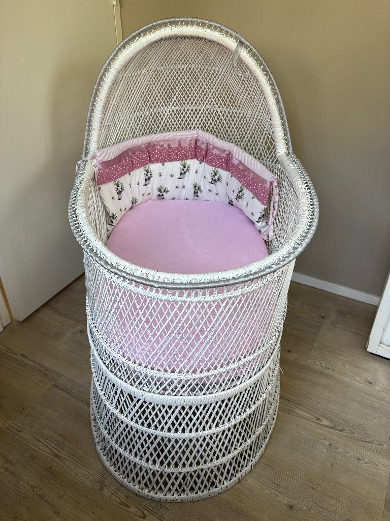 Wieg Rotan wit met 2 stootranden matras en hoeslakentjes, Ophalen, Gebruikt, Wieg