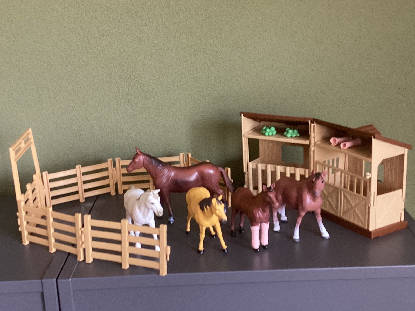 5 paarden met stal/omheinig, Ophalen, Zo goed als nieuw