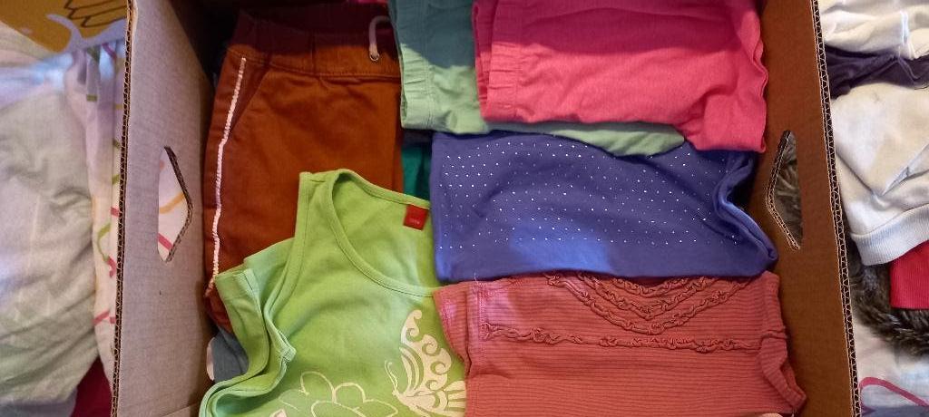 Doos meisjeskleding 128 broek rok top trui vest T-shirt, Kinderen en Baby's, Ophalen of Verzenden, Zo goed als nieuw, Maat 128