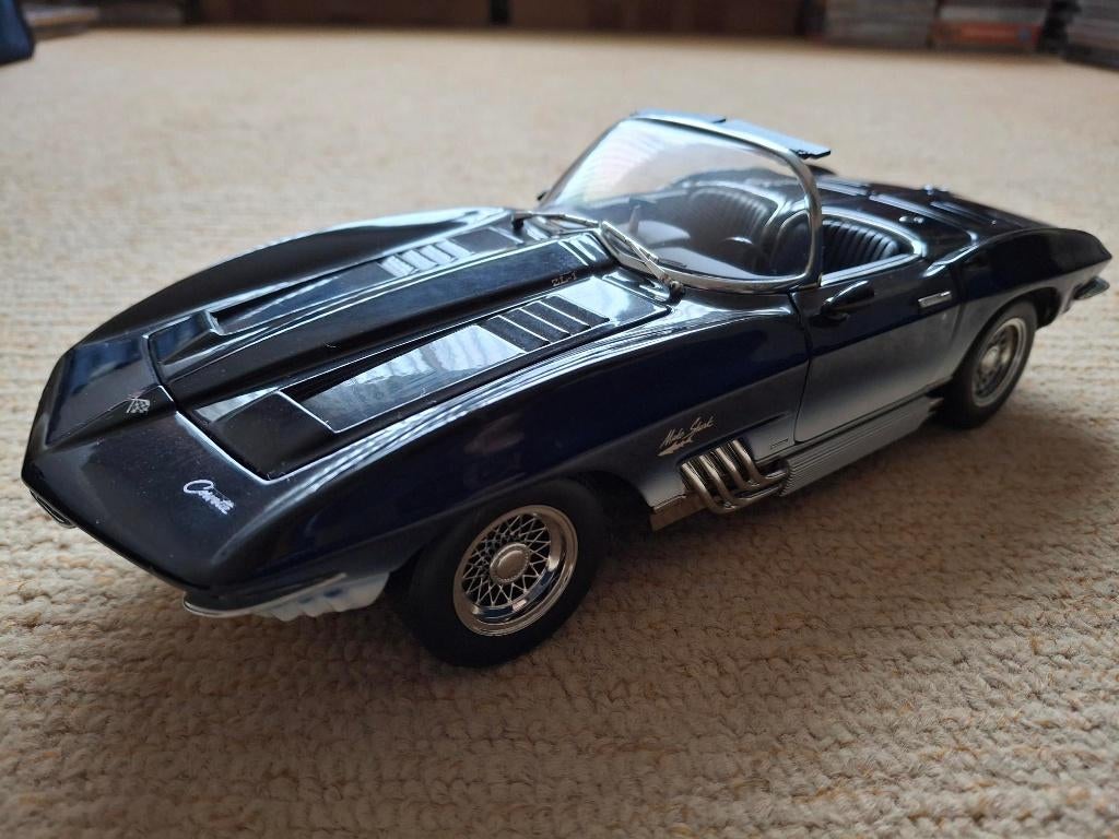 Corvette Mako Shark 1:18 Ut models, Ophalen of Verzenden, Zo goed als nieuw, Auto, UT Models