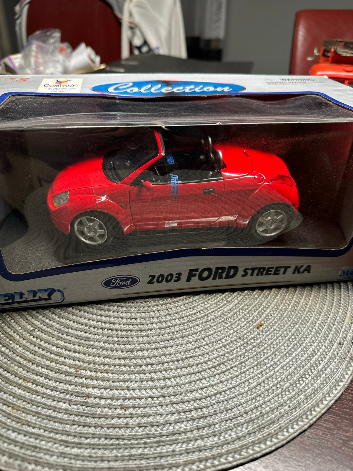 2003 Ford Streetka 1:18 modelauto - Nieuw in doos, Hobby en Vrije tijd, Modelauto's | 1:18, Ophalen of Verzenden, Nieuw, Auto