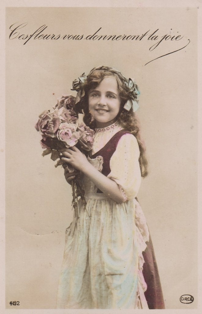 Meisje lang haar en bloemen. Leuke oude AK. 1910, Verzamelen, Ophalen of Verzenden, Voor 1920, Gelopen, Kinderen