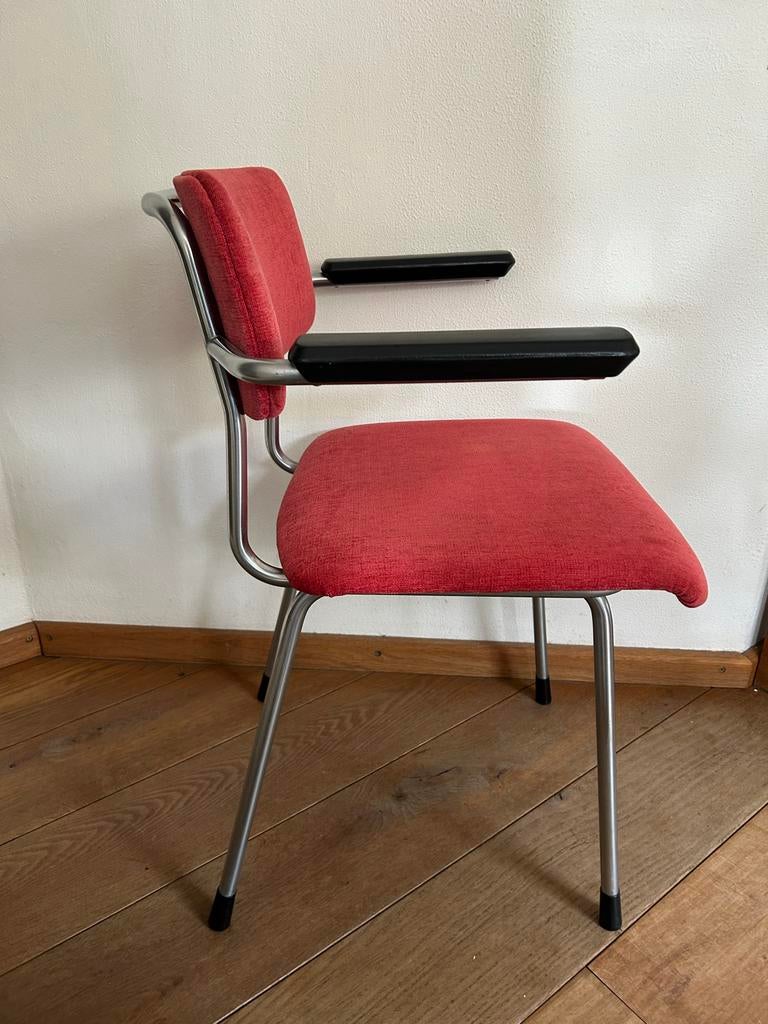 Gispen 1235 stoel - Vintage design met rode stoffen bekledin, Huis en Inrichting, Stoelen, Gebruikt, Ophalen of Verzenden, Metaal
