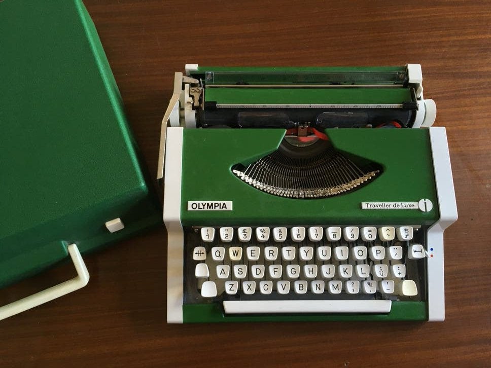 Vintage Olympia Traveller de Luxe Typemachine Groen + Koffer, Verzenden