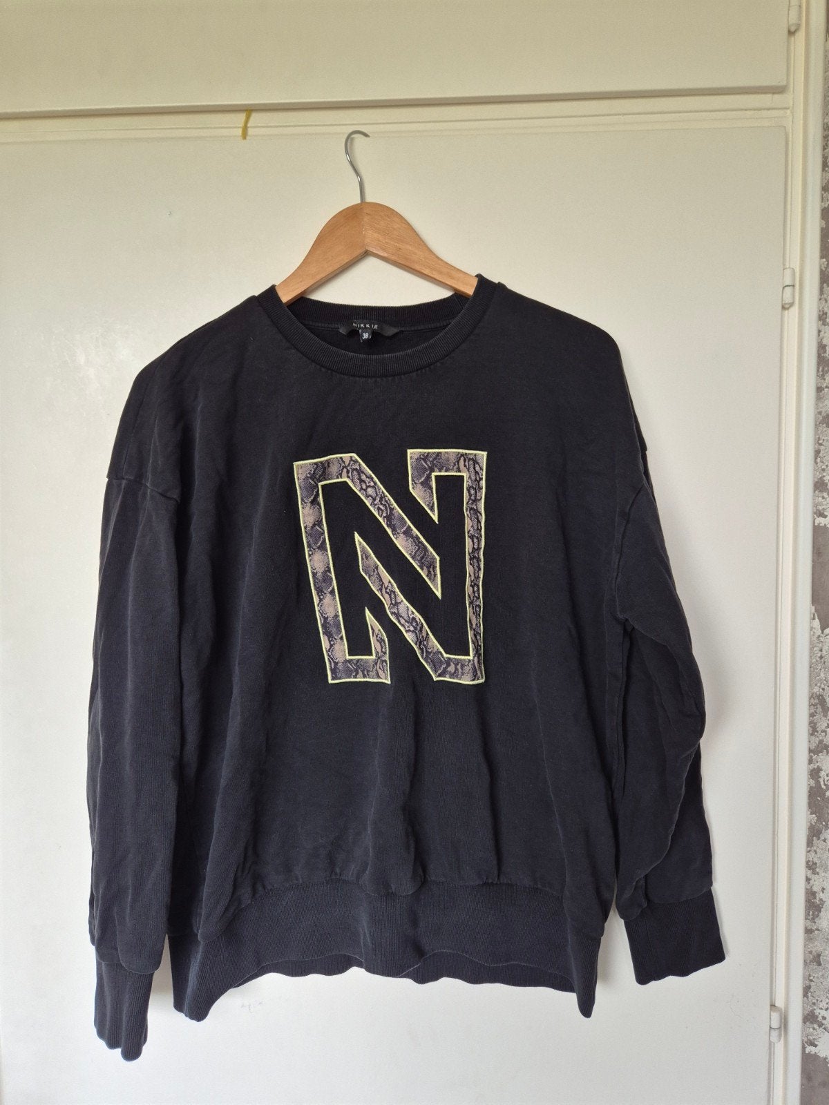 Nikkie sweater maat 38 met 'N' print, Maat 38/40 (M), Zwart, Ophalen of Verzenden, Zo goed als nieuw
