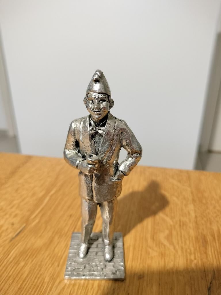 Tinnen beeldje van een man met feesthoedje, Verzamelen, Ophalen of Verzenden, Zo goed als nieuw, Mens