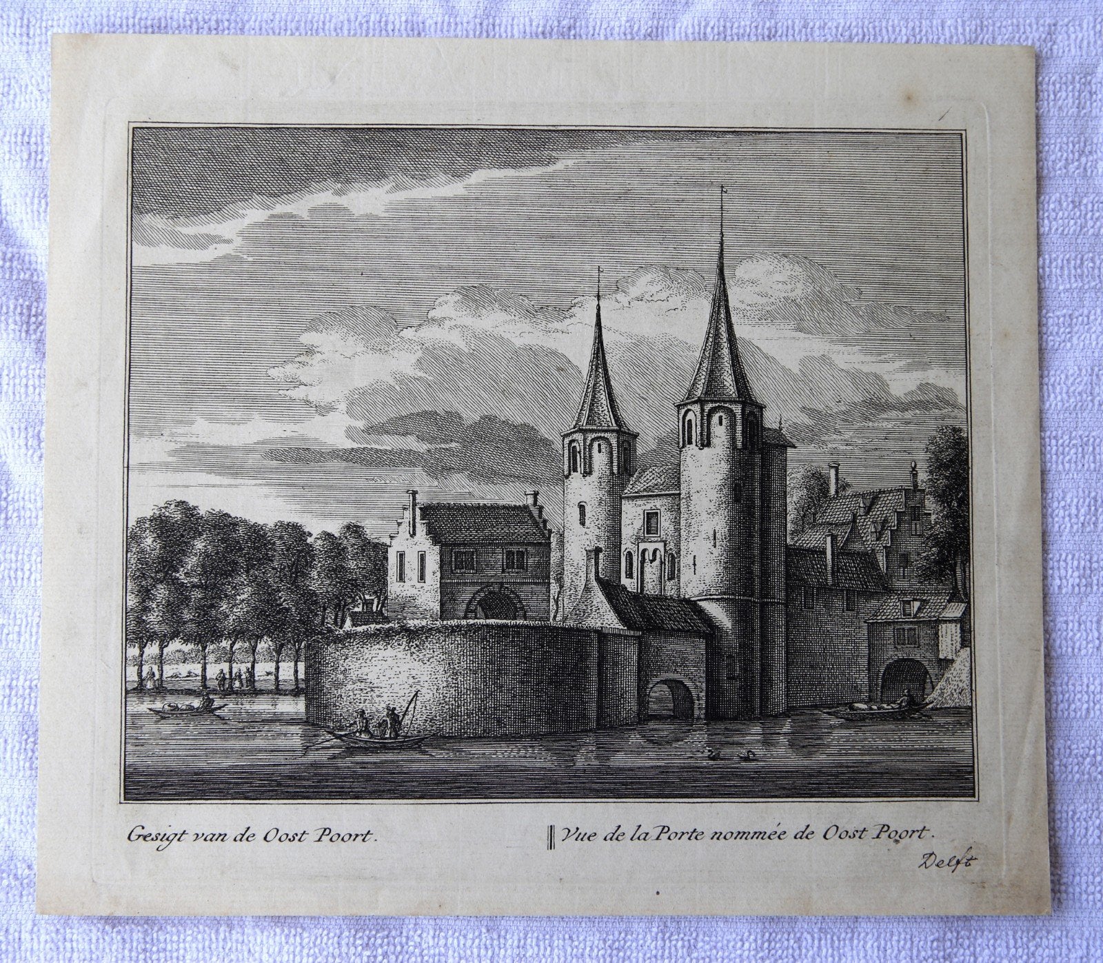 Originele gravure Oostpoort Delft – A. Rademaker 1725, Antiek en Kunst, Kunst | Etsen en Gravures, Ophalen of Verzenden, Architectuur