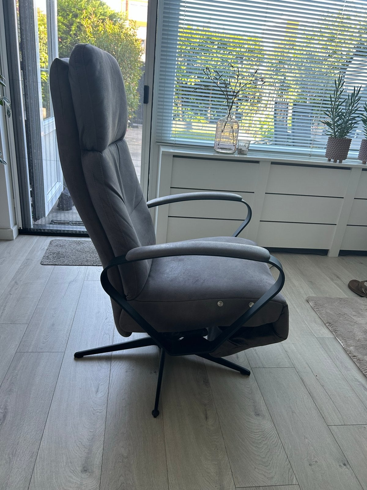 Comfortabele grijze relaxfauteuil met draaivoet, Ophalen, Gebruikt, Metaal, Eén