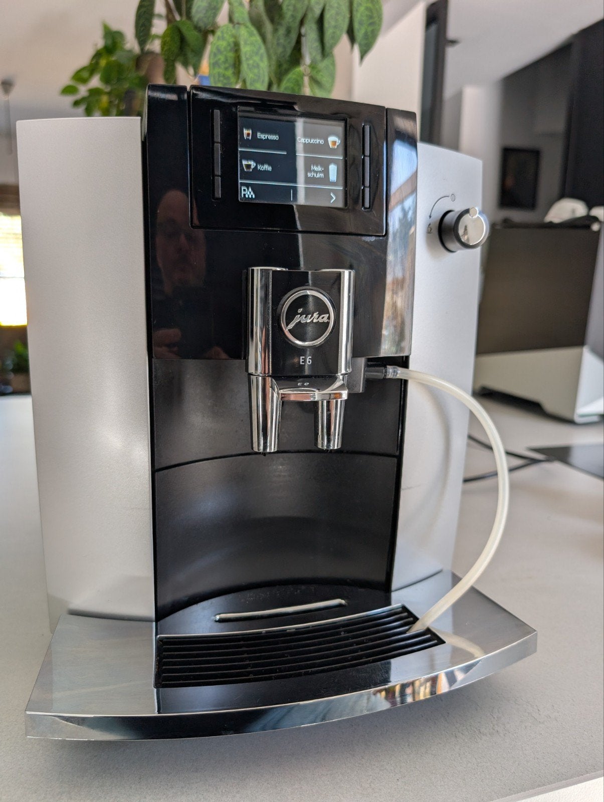 Jura E6(EA) met garantie en nieuw onderhoud., Ophalen, Afneembaar waterreservoir, 10 kopjes of meer, Koffiemachine