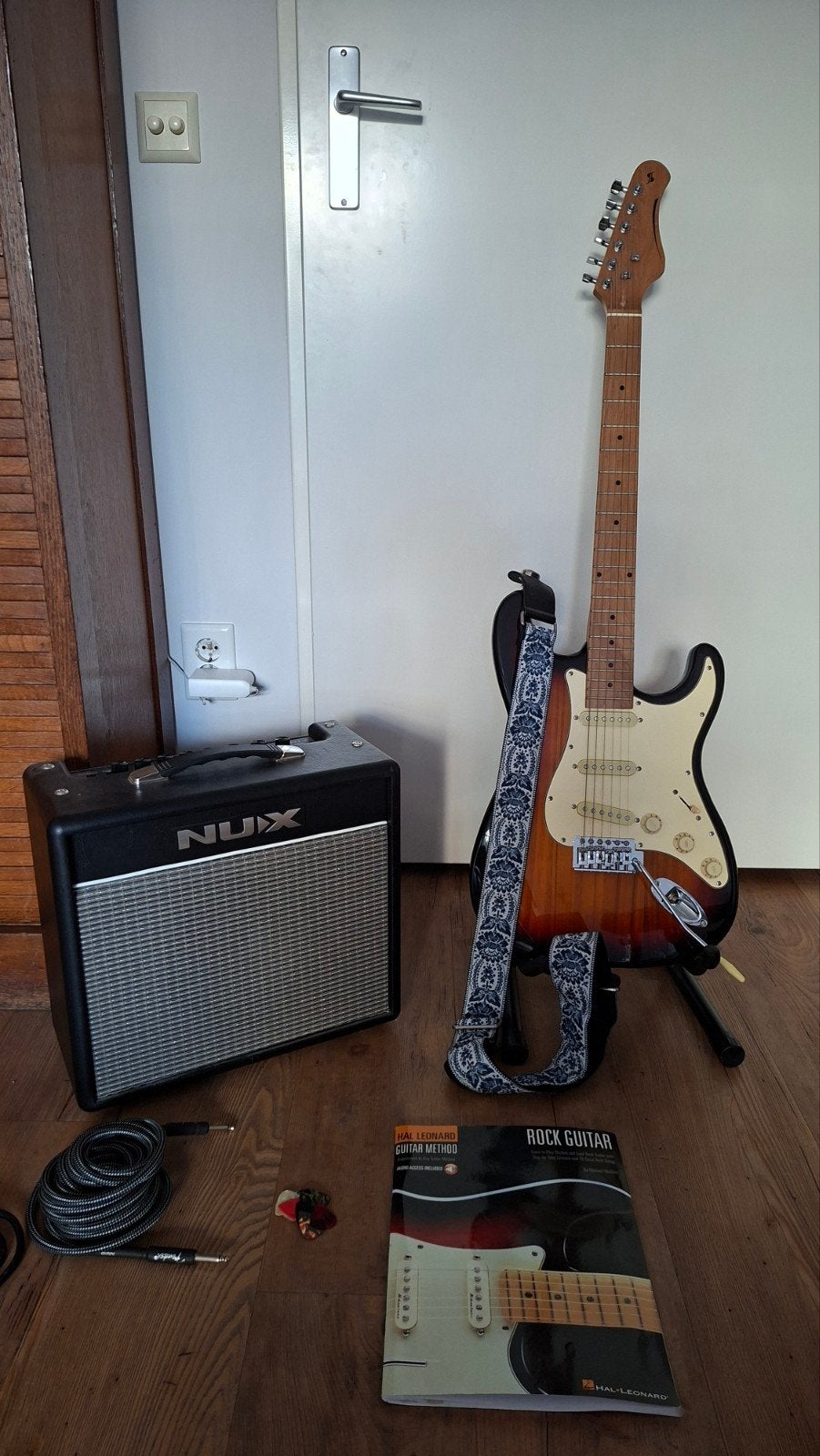 Foto 2 van Elektrische gitaar set: gitaar, versterker en accessoires