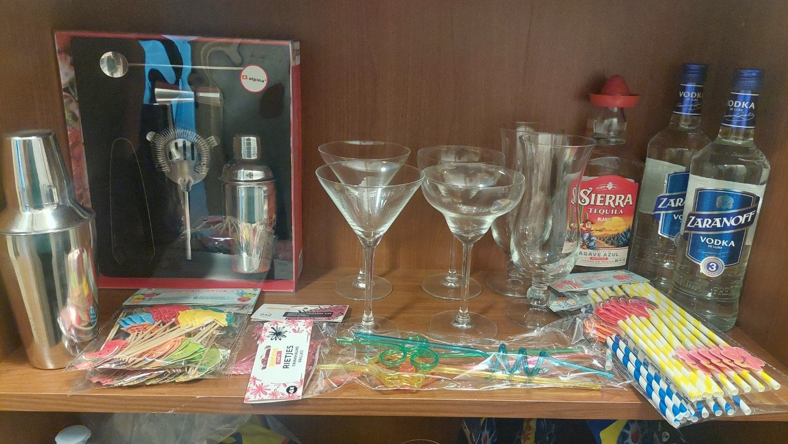 Complete cocktailset met glazen, rietjes, prikkers en drank, Huis en Inrichting, Ophalen, Nieuw