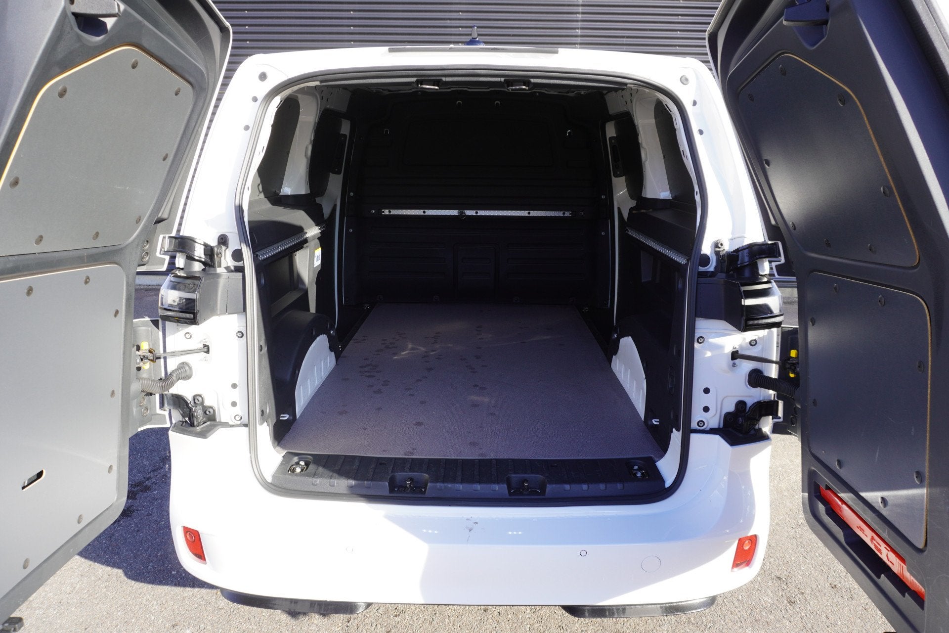 Volkswagen ID. Buzz Cargo 77 kWh 2x Schuifdeur Achterdeuren, Auto's, Automaat, Achterwielaandrijving, Gebruikt, Verwarmde buitenspiegels
