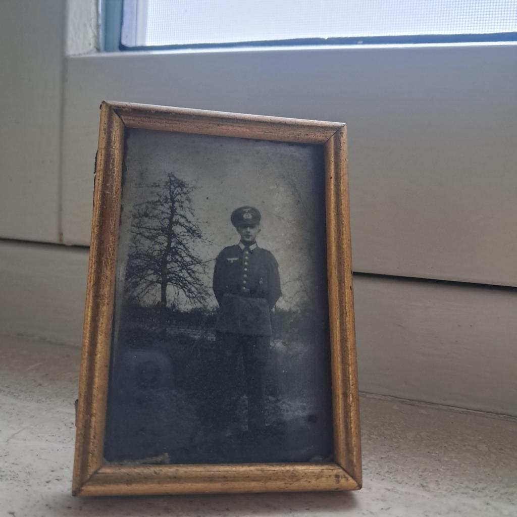 Duitse foto in originele lijst met hitlerjugend abzeichen, Ophalen of Verzenden, Overige soorten, Duitsland, Foto of Poster