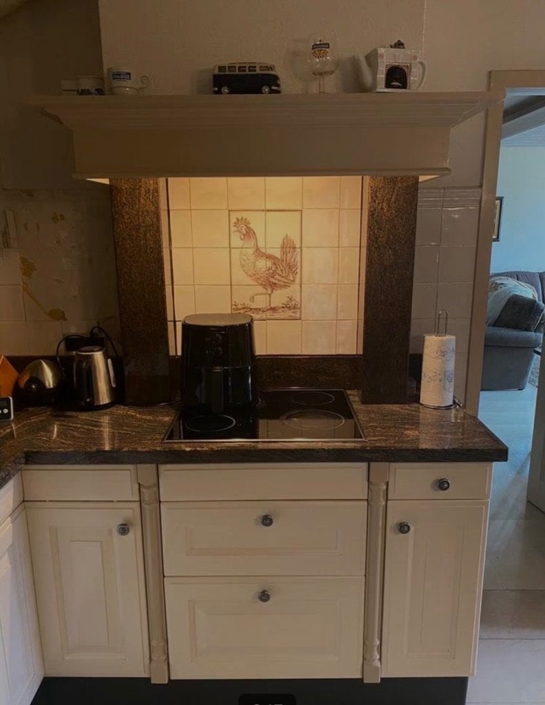 Gratis landelijke keuken met marmeren blad en inductie, Huis en Inrichting, Keuken | Complete keukens, Ophalen, Gebruikt, Hoekkeuken