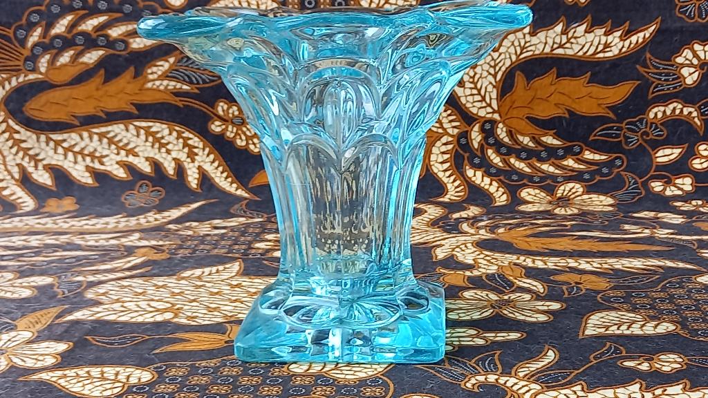 Mooie grote zware oude vaas uit Engeland van glas 18 cm.