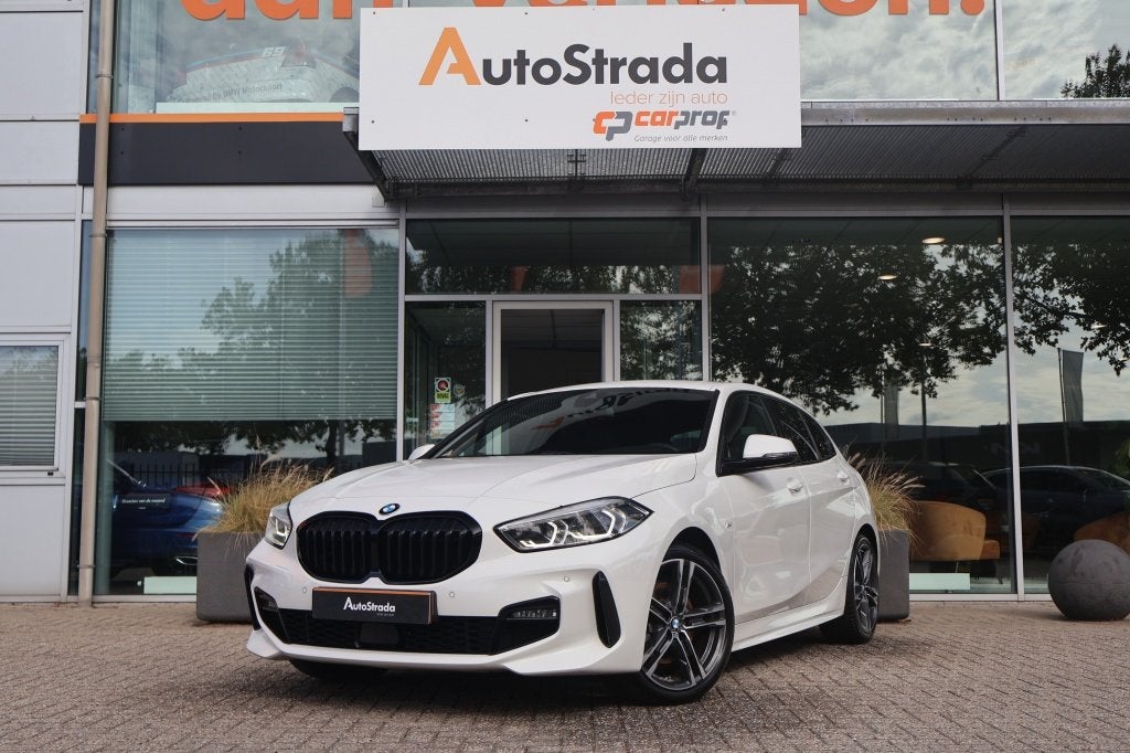 BMW 1-Serie (f40) 118i M-Sport 136pk | LED | Cruise | Climat, Auto's, Dealer onderhouden, 136 pk, Gebruikt, Wit
