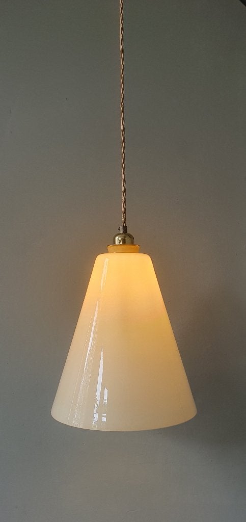 Grote Vintage opaline conische hanglamp amber - zacht geel, Glas, E27 (groot), Ophalen of Verzenden, Vintage, art deco, antiek