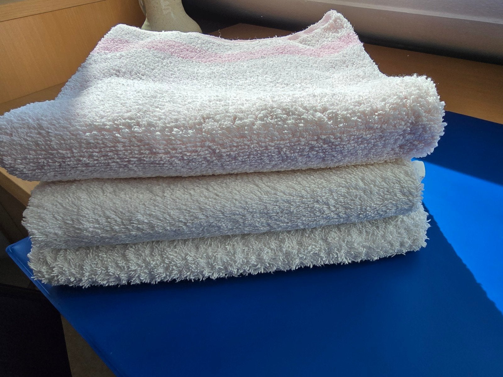 Set van 3 grote handdoeken 2x wit & 1x roze – In goede staat, Ophalen of Verzenden, Zo goed als nieuw, Wit, Handdoek