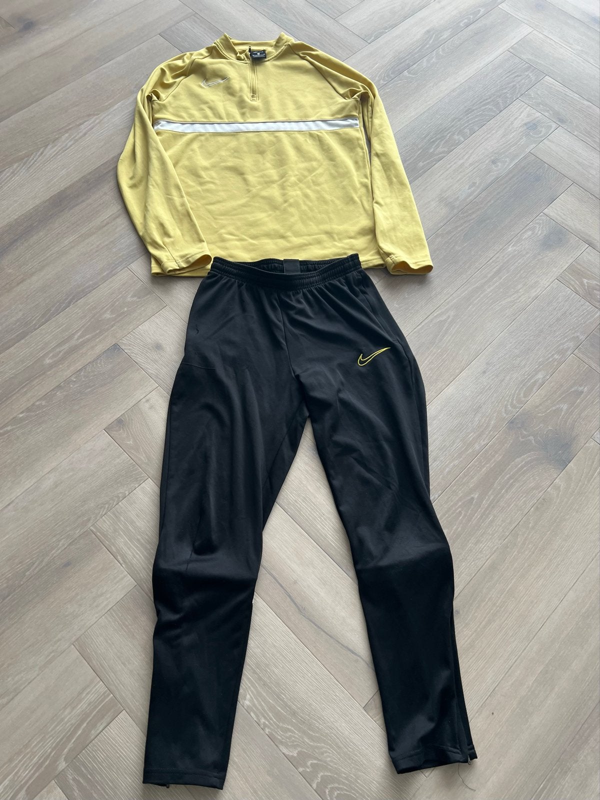Nike trainingspak maat 170/176 (XL) met klein gaatje, Ophalen of Verzenden, Gebruikt, Jongen of Meisje