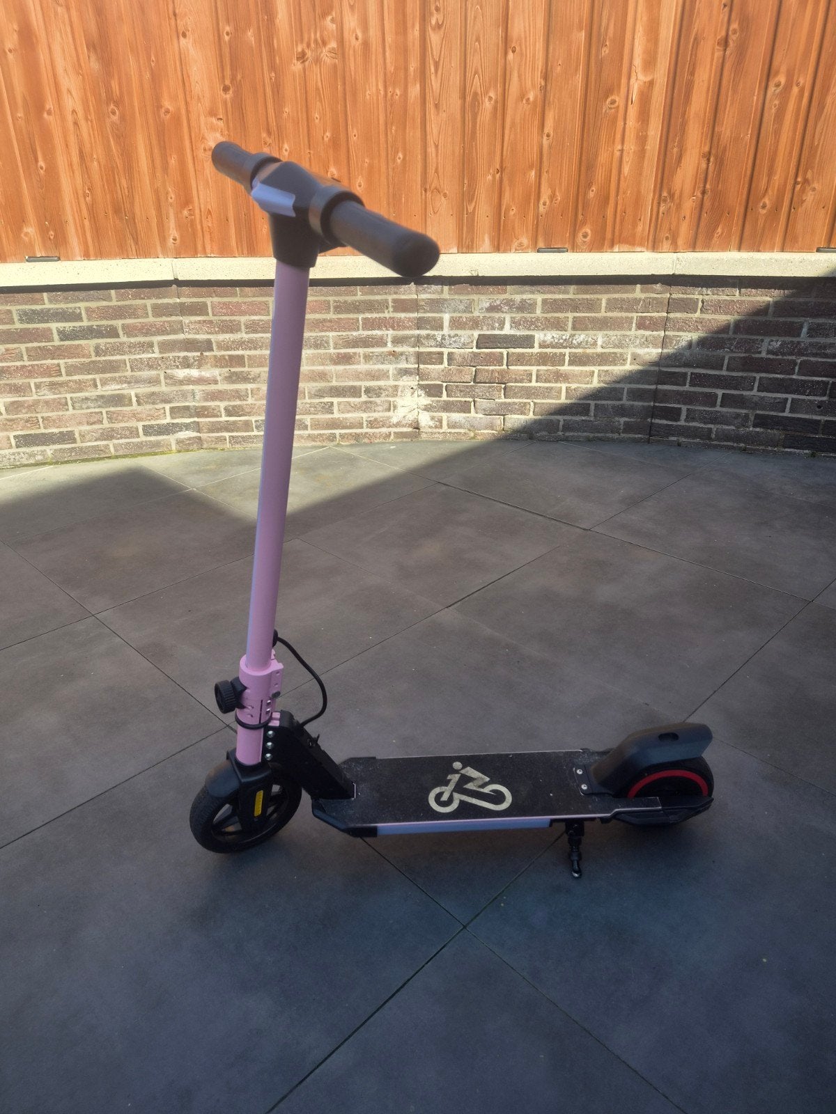 Elektrische kinderstep - Roze, Fietsen en Brommers, Ophalen of Verzenden, Gebruikt, Elektrische step (E-scooter), Onbekend
