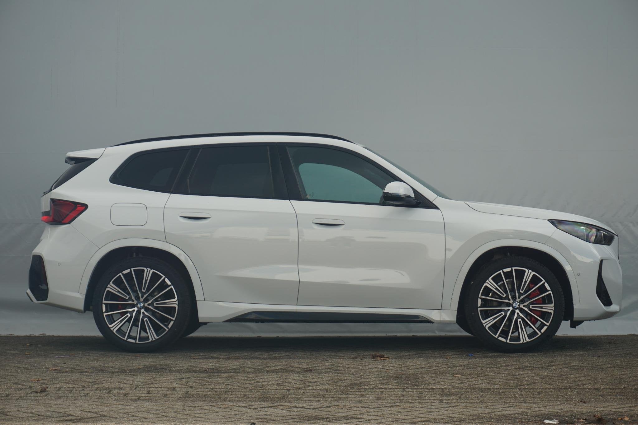 BMW X1 sDrive20i M Sport Pro / Trekhaak / Panoramadak / Keyl, 1800 kg, Met garantie (alle), Stuurwielverwarming, Wit