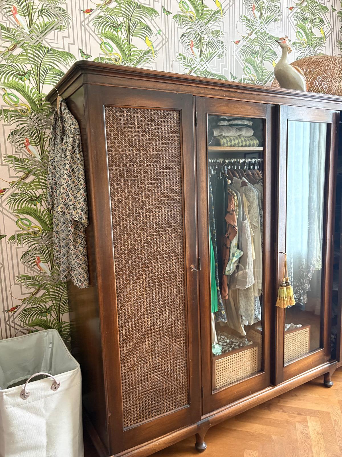 Vintage Handgemaakte massief houten en webbing kast, Antiek en Kunst, Ophalen of Verzenden