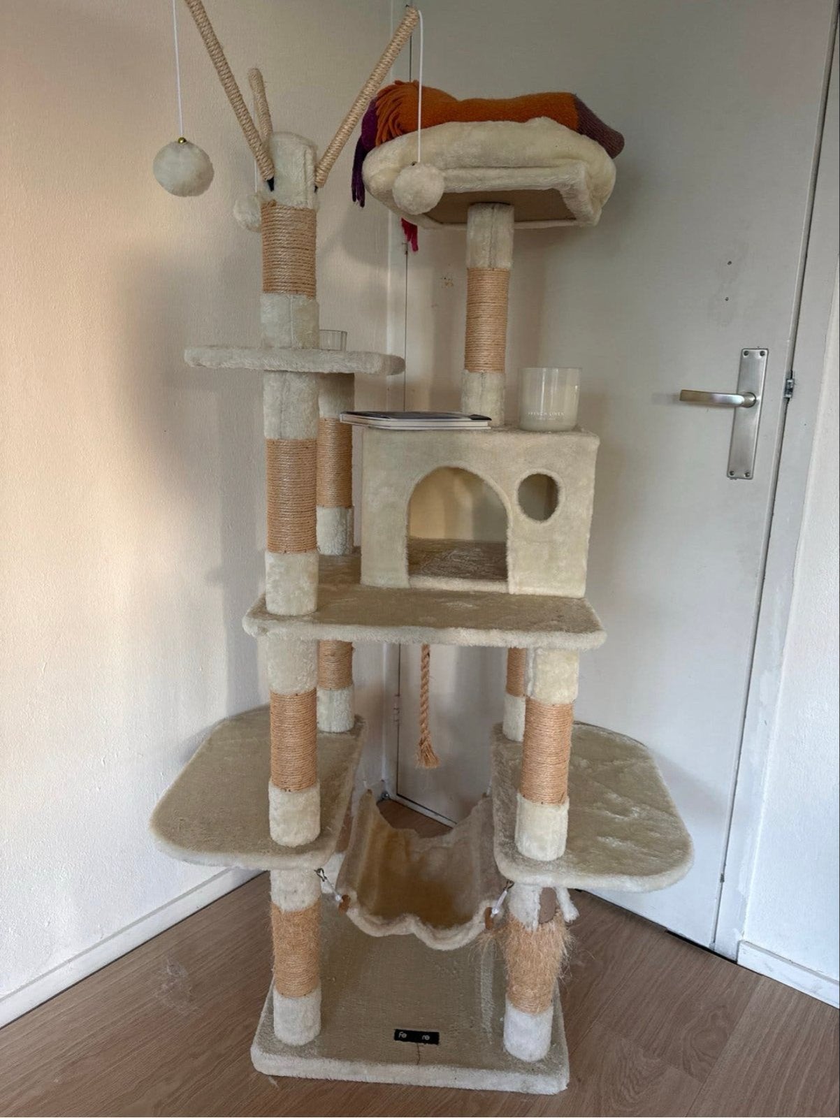 Kattenbenodigdheden – Krabpaal, Kattenhuisje, Kattenbak, Dieren en Toebehoren