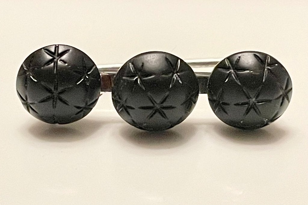 Zilveren broche met drie zwarte, sierlijke gitten 1870/1900, Ophalen, Zilver