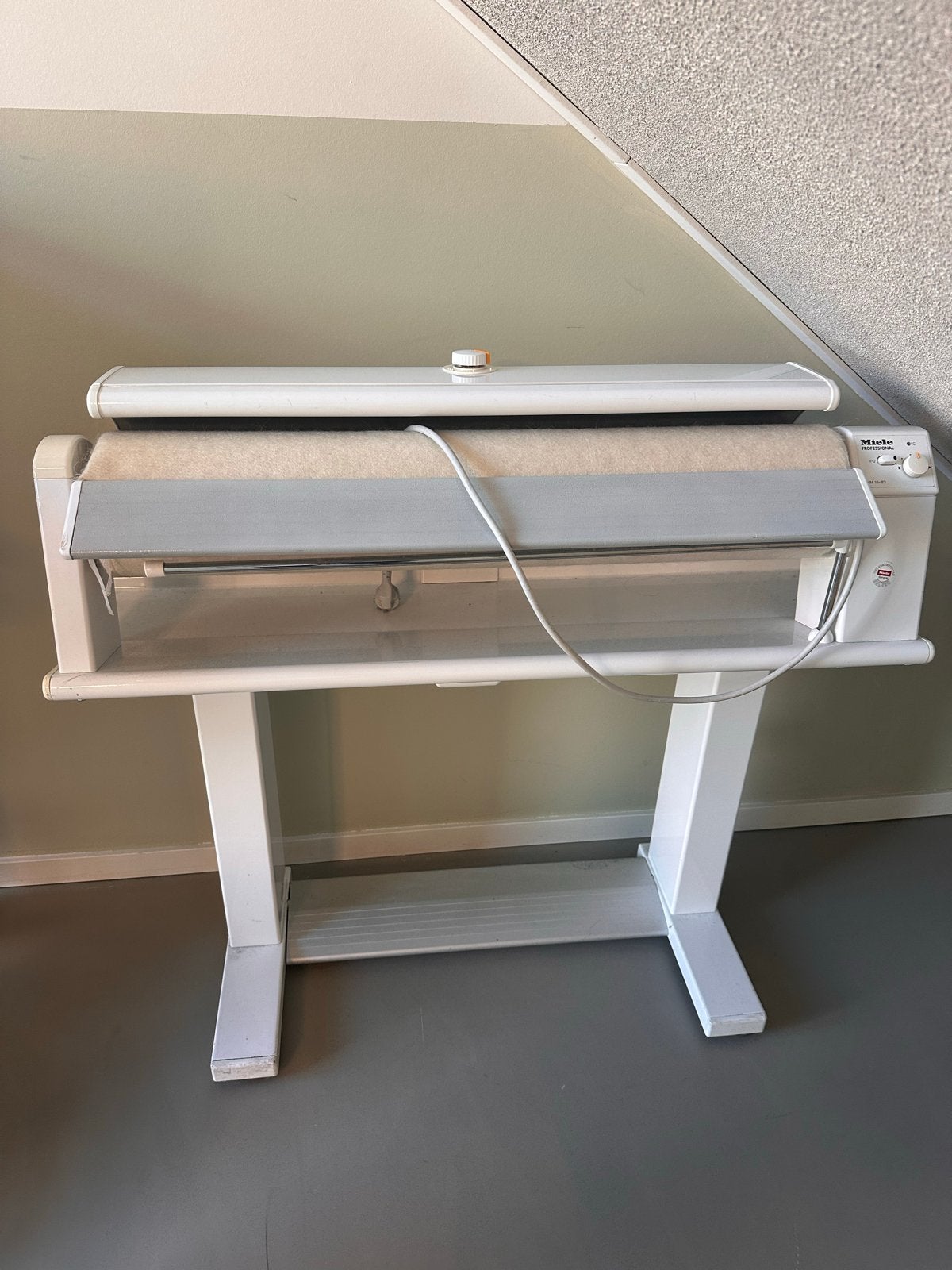 Miele Professional HM 16-83 Strijkrolmachine, Ophalen, Gebruikt, Strijkijzer met snoer