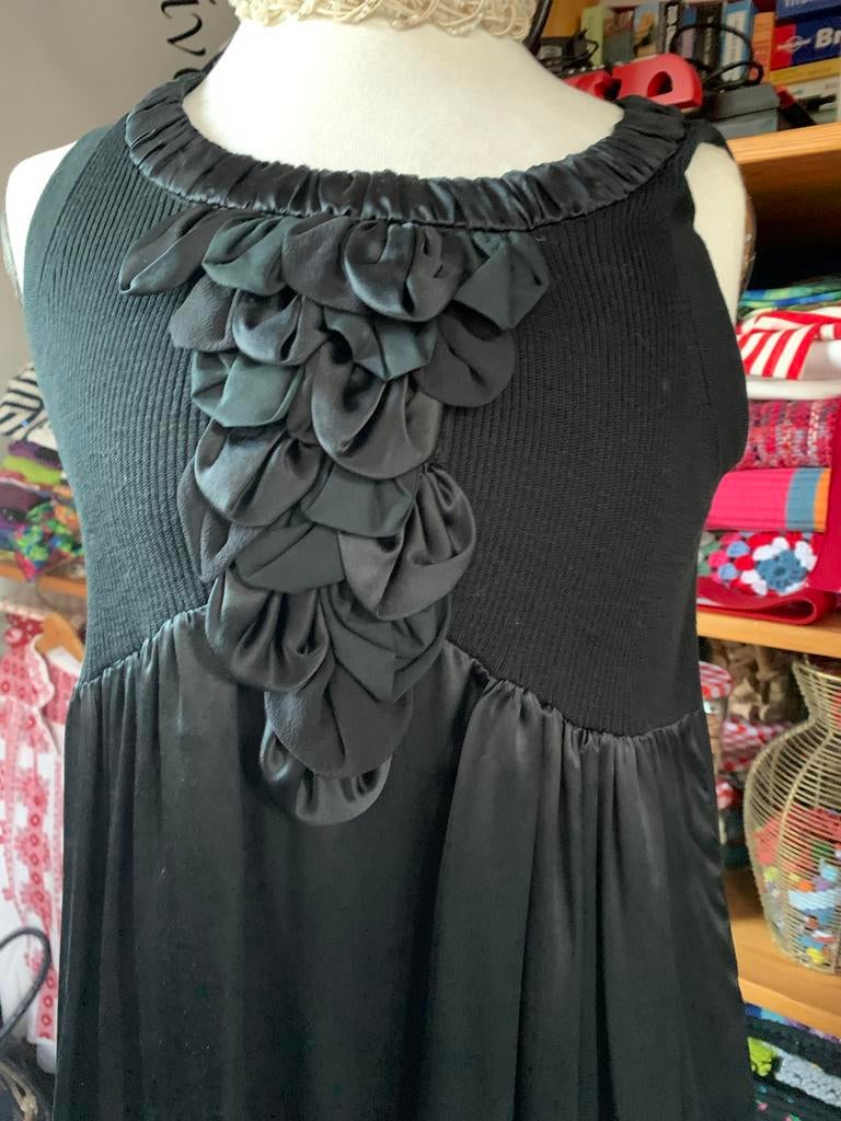 Zwarte jurk met satijnen rokgedeelte, Kleding | Dames, Maat 38/40 (M), Zwart, Ophalen of Verzenden, Knielengte