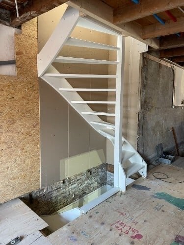 Witte houten halfslag trap - Eenvoudig te monteren, Doe-het-zelf en Verbouw, Ophalen of Verzenden, Gebruikt, Trap, 2 tot 4 meter