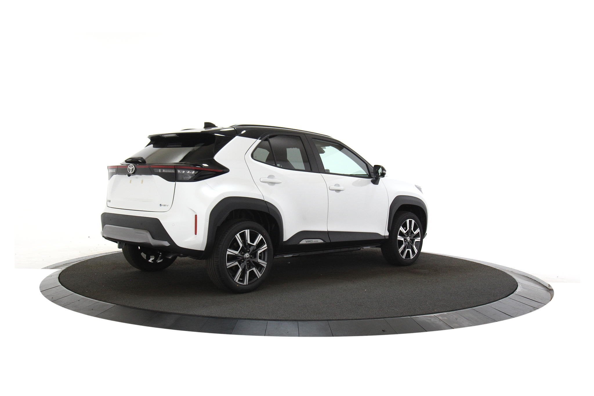 Toyota Yaris Cross 1.5 Hybrid 130 Executive Rondom zicht cam, 750 kg, 0 kWh, Wit, 1490 cc