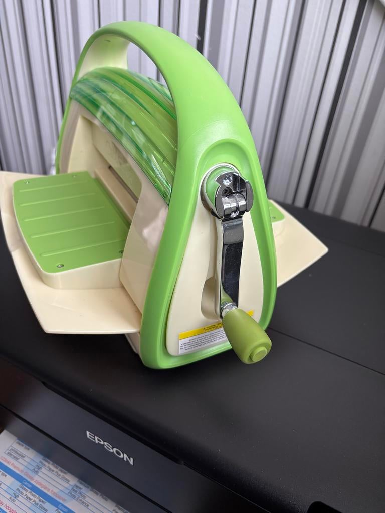 Cuttlebug snij- en embossingmachine met bijbehorende mallen, Ophalen, Zo goed als nieuw, Kunststof, Machine