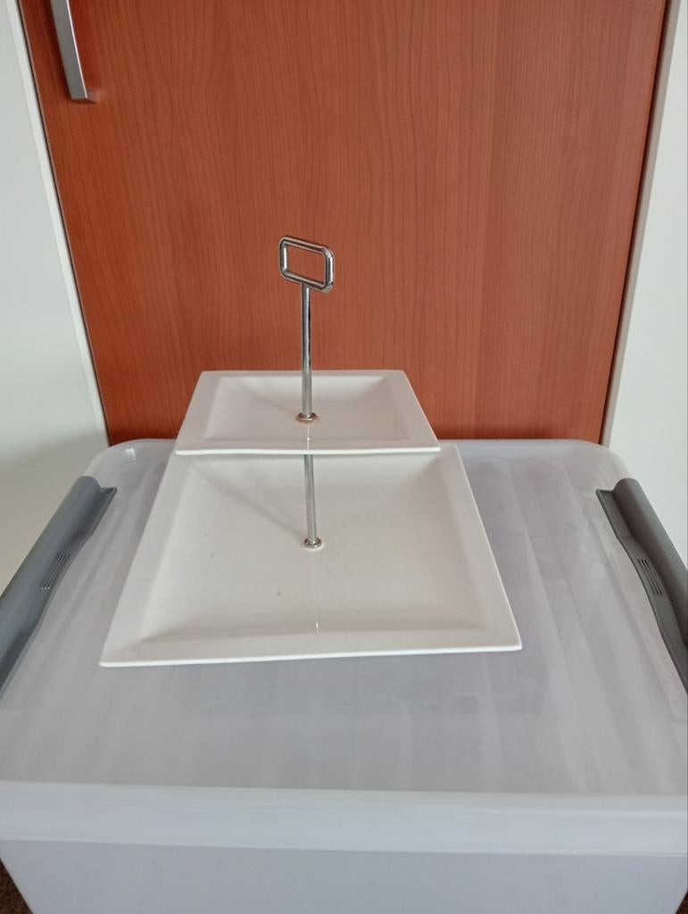 Witte etagere met 2 vierkante schalen, Huis en Inrichting, Keuken | Servies, Zo goed als nieuw, Schaal of Schalen, Keramiek, Ophalen