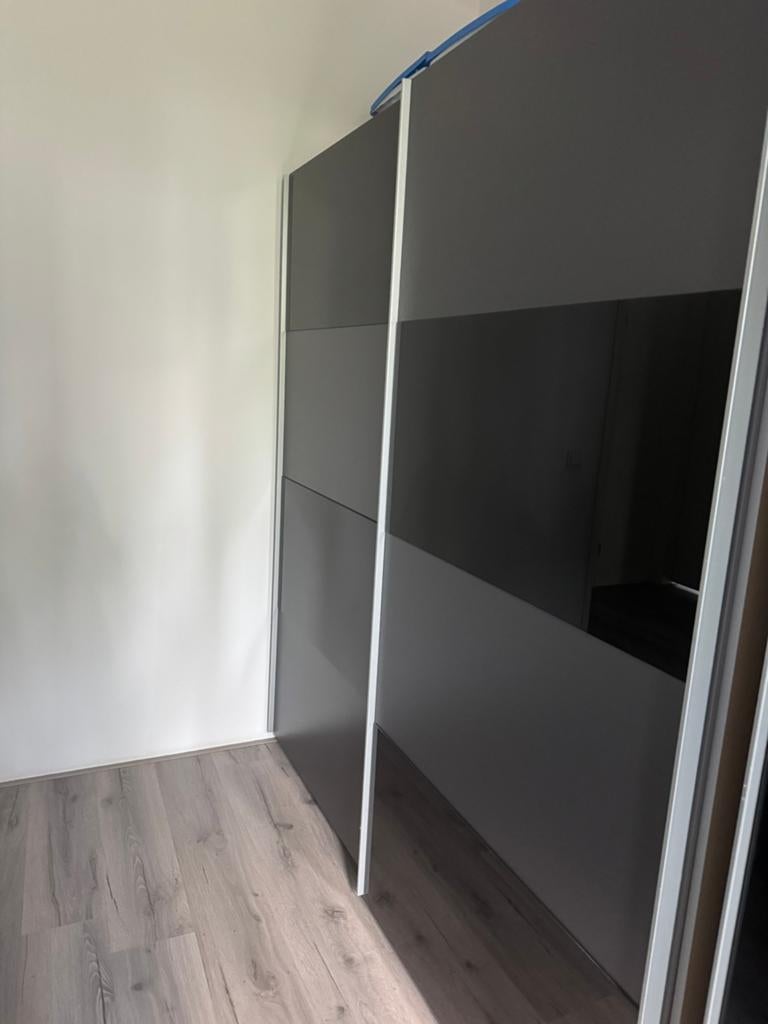 Garderobe kast grijs/ zwart schuifdeur, Huis en Inrichting, Kasten | Kledingkasten, Ophalen of Verzenden, Zo goed als nieuw, 25 tot 50 cm