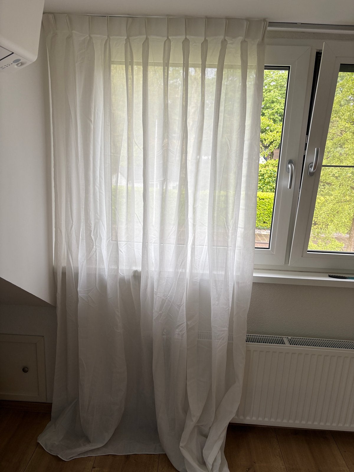 Te koop mooie in between gordijnen, Kwantum, Ophalen of Verzenden, Zo goed als nieuw, 225 cm