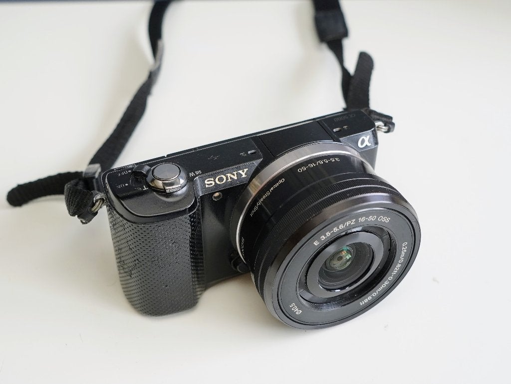 Sony A5000 + E PZ 16-50mm OSS kitlens, Gebruikt, Kantelbaar/draaibaar scherm, Ophalen of Verzenden, Geheugenkaart