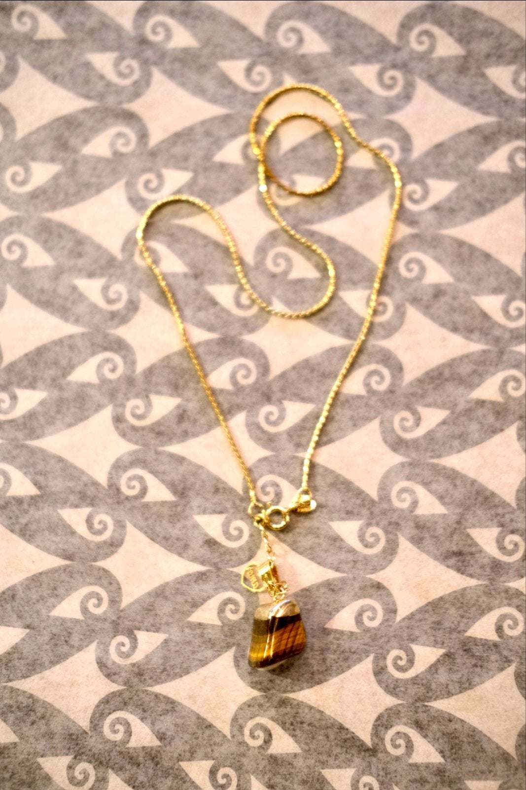 Vergulde ketting met Tijgeroog hanger - 40 cm, Overige materialen, Nieuw, Ophalen of Verzenden, Met edelsteen