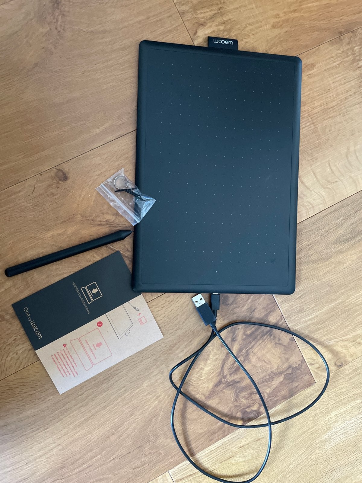 Wacom One tekentablet met pen en USB-kabel, Computers en Software, Tekentablets, Ophalen of Verzenden, Zo goed als nieuw, Bedraad