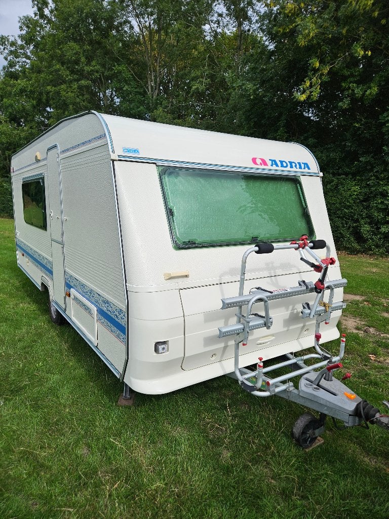 Caravan Adria A 502DK stapelbed, voortent en inventaris, 750 - 1000 kg, Particulier, Adria, 6 tot 7 meter